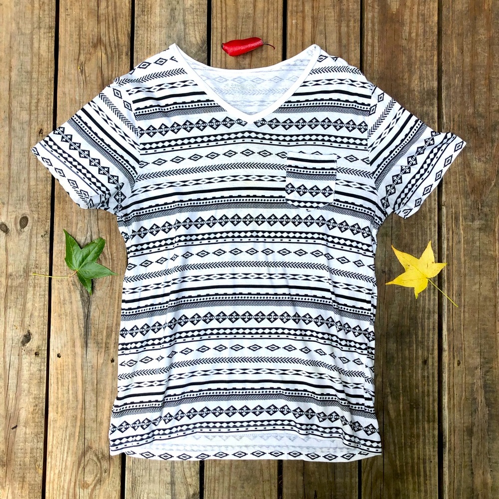 Carbon - Tribal Pattern Slim V-Neck Shirt